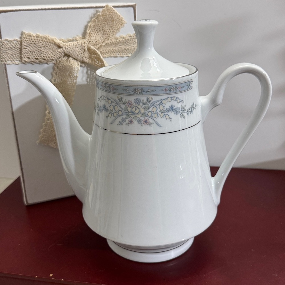 Crown Ming Diana Pattern Coffee Pot with Lid Platinum Trim